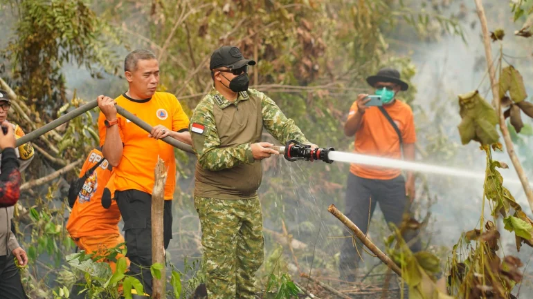 HARI LIBUR TAK BERLAKU.jpg