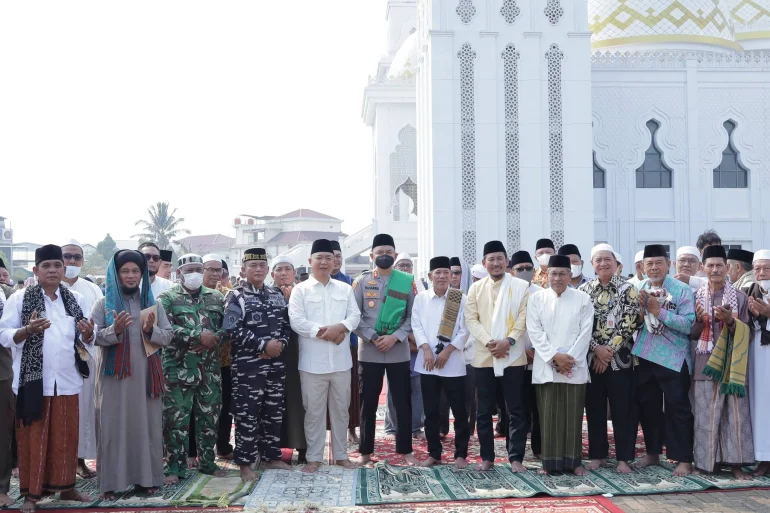 RIBUAN WARGA KETAPANG GELAR SHOLAT ISTISQA, BERDOA DI TENGAH KEMARAU PANJANG.jpg