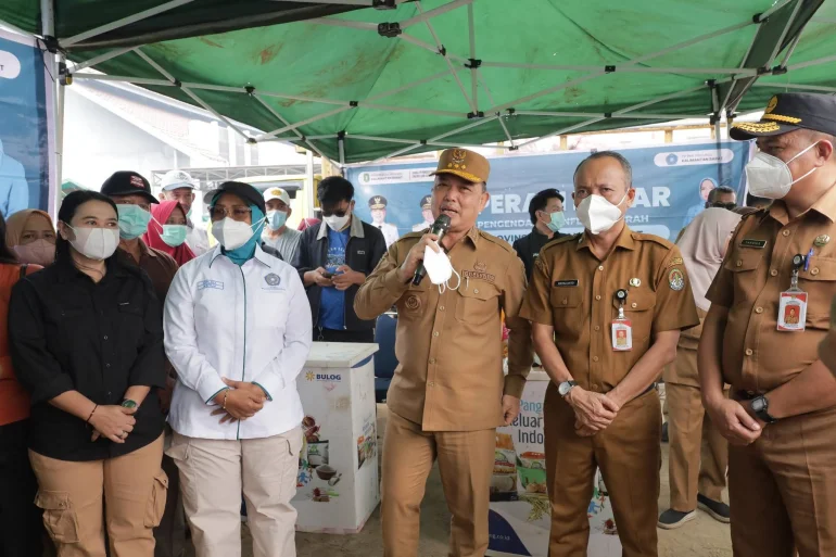 GUBERNUR KALBAR BUKA PASAR MURAH.jpg